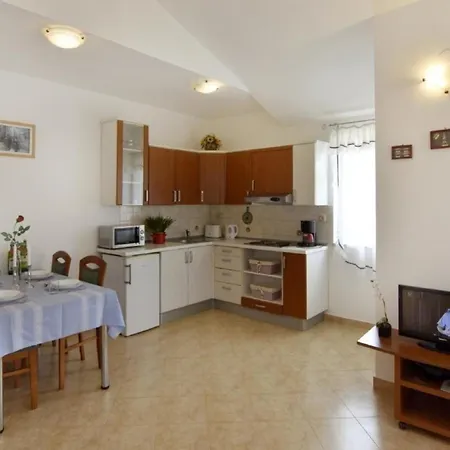 Klimatisierte In Tar Mit Gemeinschaftlichem Pool, Grill Und Garten * Poreč
